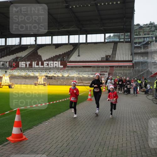 07.12.2025 - St. Pauli X-Mass-Run No. 15 Fabian Wolf http://msf.ph/oto/9421611 07.12.2025 11:47:10 Ziel 353, 530, 614, 898, 900, 901, 992, 1881, 1882, 2047, 2114, 2182, 2568, 2798, 2928, 3010, 3210, 3215, 3216, 3420, 3641, 3777, 3948, 3949, 3961, 5004 meine-sportfotos.de