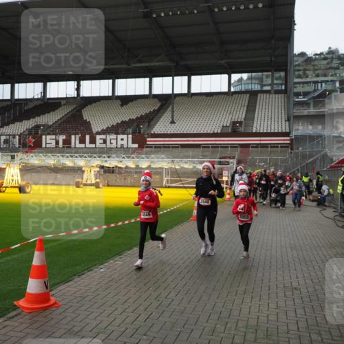 07.12.2025 - St. Pauli X-Mass-Run No. 15 Fabian Wolf http://msf.ph/oto/9421612 07.12.2025 11:47:11 Ziel 353, 530, 614, 898, 900, 901, 992, 1881, 1882, 2047, 2114, 2182, 2221, 2223, 2568, 3215, 3216, 3420, 3641, 3777, 3948, 3949, 3961, 5004 meine-sportfotos.de