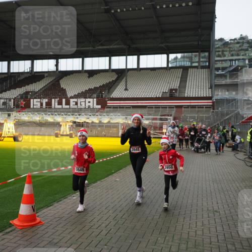 07.12.2025 - St. Pauli X-Mass-Run No. 15 Fabian Wolf http://msf.ph/oto/9421613 07.12.2025 11:47:11 Ziel 353, 530, 614, 898, 900, 901, 992, 1881, 1882, 2047, 2114, 2182, 2221, 2223, 2568, 3215, 3216, 3420, 3641, 3777, 3948, 3949, 3961, 5004 meine-sportfotos.de