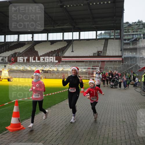 07.12.2025 - St. Pauli X-Mass-Run No. 15 Fabian Wolf http://msf.ph/oto/9421614 07.12.2025 11:47:11 Ziel 353, 530, 614, 898, 900, 901, 992, 1881, 1882, 2047, 2114, 2182, 2221, 2223, 2568, 3215, 3216, 3420, 3641, 3777, 3948, 3949, 3961, 5004 meine-sportfotos.de