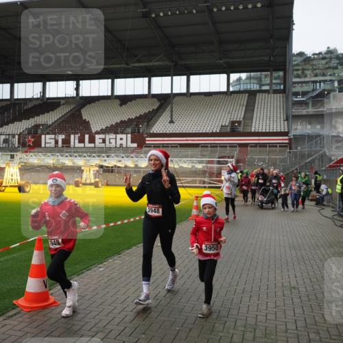 07.12.2025 - St. Pauli X-Mass-Run No. 15 Fabian Wolf http://msf.ph/oto/9421615 07.12.2025 11:47:11 Ziel 353, 530, 614, 898, 900, 901, 992, 1881, 1882, 2047, 2114, 2182, 2221, 2223, 2568, 3215, 3216, 3420, 3641, 3777, 3948, 3949, 3961, 5004 meine-sportfotos.de