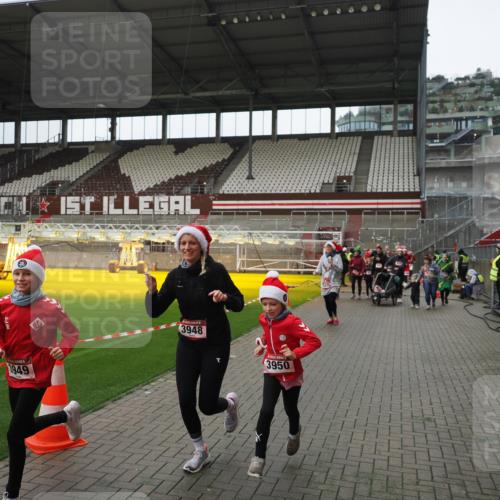 07.12.2025 - St. Pauli X-Mass-Run No. 15 Fabian Wolf http://msf.ph/oto/9421616 07.12.2025 11:47:12 Ziel 353, 530, 614, 898, 900, 901, 992, 1881, 1882, 2047, 2114, 2182, 2221, 2223, 2568, 3215, 3216, 3420, 3471, 3482, 3641, 3777, 3948, 3949, 3961, 5004 meine-sportfotos.de