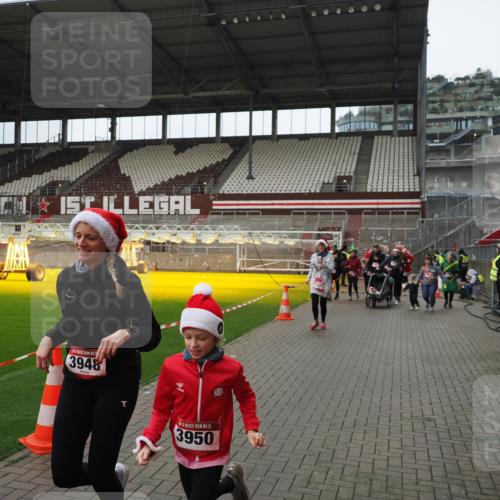 07.12.2025 - St. Pauli X-Mass-Run No. 15 Fabian Wolf http://msf.ph/oto/9421618 07.12.2025 11:47:12 Ziel 353, 530, 614, 898, 900, 901, 992, 1881, 1882, 2047, 2114, 2182, 2221, 2223, 2568, 3215, 3216, 3420, 3471, 3482, 3641, 3777, 3948, 3949, 3961, 5004 meine-sportfotos.de