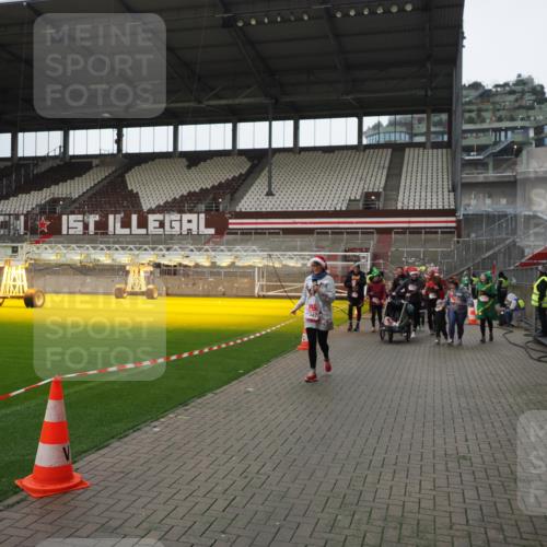 07.12.2025 - St. Pauli X-Mass-Run No. 15 Fabian Wolf http://msf.ph/oto/9421619 07.12.2025 11:47:13 Ziel 353, 530, 614, 898, 900, 901, 992, 2047, 2114, 2221, 2223, 2568, 3215, 3216, 3420, 3471, 3482, 3641, 3777, 3798, 3800, 3948, 3949, 5004 meine-sportfotos.de