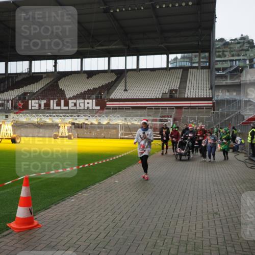 07.12.2025 - St. Pauli X-Mass-Run No. 15 Fabian Wolf http://msf.ph/oto/9421620 07.12.2025 11:47:13 Ziel 353, 530, 614, 898, 900, 901, 992, 2047, 2114, 2221, 2223, 2568, 3215, 3216, 3420, 3471, 3482, 3641, 3777, 3798, 3800, 3948, 3949, 5004 meine-sportfotos.de