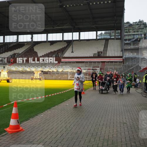 07.12.2025 - St. Pauli X-Mass-Run No. 15 Fabian Wolf http://msf.ph/oto/9421622 07.12.2025 11:47:14 Ziel 353, 530, 614, 898, 900, 901, 992, 2221, 2223, 2568, 3215, 3216, 3420, 3471, 3482, 3641, 3798, 3800, 3948, 3949, 5004 meine-sportfotos.de