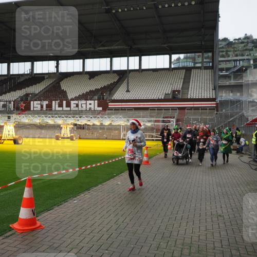 07.12.2025 - St. Pauli X-Mass-Run No. 15 Fabian Wolf http://msf.ph/oto/9421623 07.12.2025 11:47:14 Ziel 353, 530, 614, 898, 900, 901, 992, 2221, 2223, 2568, 3215, 3216, 3420, 3471, 3482, 3641, 3798, 3800, 3948, 3949, 5004 meine-sportfotos.de