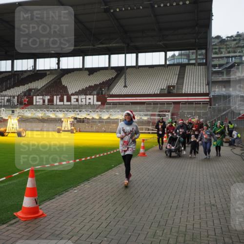 07.12.2025 - St. Pauli X-Mass-Run No. 15 Fabian Wolf http://msf.ph/oto/9421624 07.12.2025 11:47:14 Ziel 353, 530, 614, 898, 900, 901, 992, 2221, 2223, 2568, 3215, 3216, 3420, 3471, 3482, 3641, 3798, 3800, 3948, 3949, 5004 meine-sportfotos.de