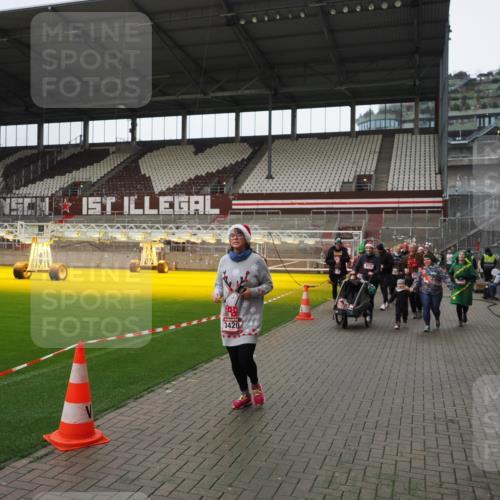 07.12.2025 - St. Pauli X-Mass-Run No. 15 Fabian Wolf http://msf.ph/oto/9421627 07.12.2025 11:47:15 Ziel 353, 530, 614, 898, 900, 901, 992, 2221, 2223, 2568, 3215, 3216, 3420, 3471, 3482, 3641, 3798, 3800, 3948, 3949, 4883, 5004 meine-sportfotos.de