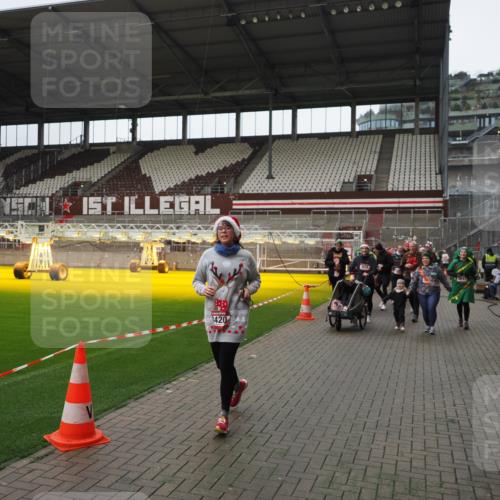 07.12.2025 - St. Pauli X-Mass-Run No. 15 Fabian Wolf http://msf.ph/oto/9421628 07.12.2025 11:47:15 Ziel 353, 530, 614, 898, 900, 901, 992, 2221, 2223, 2568, 3215, 3216, 3420, 3471, 3482, 3641, 3798, 3800, 3948, 3949, 4883, 5004 meine-sportfotos.de