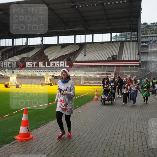 07.12.2025 - St. Pauli X-Mass-Run No. 15 Fabian Wolf http://msf.ph/oto/9421629 07.12.2025 11:47:15 Ziel 353, 530, 614, 898, 900, 901, 992, 2221, 2223, 2568, 3215, 3216, 3420, 3471, 3482, 3641, 3798, 3800, 3948, 3949, 4883, 5004 meine-sportfotos.de