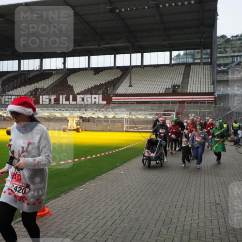 07.12.2025 - St. Pauli X-Mass-Run No. 15 Fabian Wolf http://msf.ph/oto/9421630 07.12.2025 11:47:16 Ziel 353, 530, 614, 898, 900, 901, 992, 2221, 2223, 2568, 3215, 3216, 3420, 3471, 3482, 3641, 3798, 3800, 3948, 3949, 4883, 5004 meine-sportfotos.de