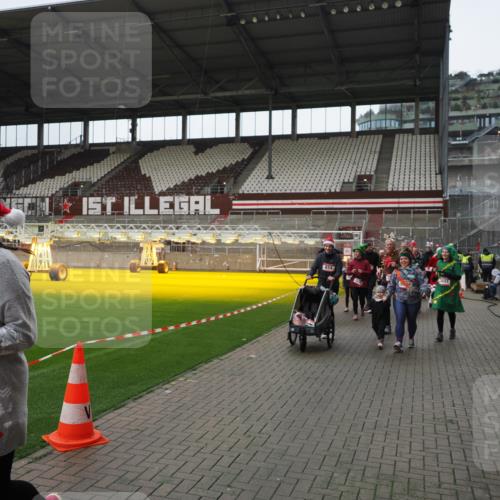 07.12.2025 - St. Pauli X-Mass-Run No. 15 Fabian Wolf http://msf.ph/oto/9421631 07.12.2025 11:47:16 Ziel 353, 530, 614, 898, 900, 901, 992, 2221, 2223, 2568, 3215, 3216, 3420, 3471, 3482, 3641, 3798, 3800, 3948, 3949, 4883, 5004 meine-sportfotos.de