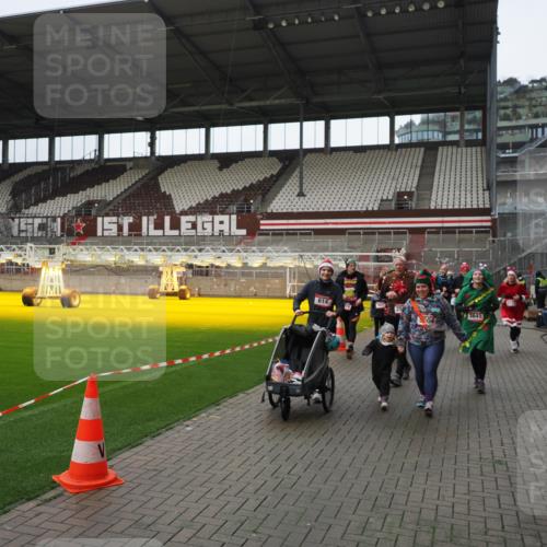 07.12.2025 - St. Pauli X-Mass-Run No. 15 Fabian Wolf http://msf.ph/oto/9421633 07.12.2025 11:47:17 Ziel 353, 530, 614, 898, 900, 901, 992, 2221, 2223, 2568, 3215, 3216, 3420, 3471, 3482, 3641, 3798, 3800, 3948, 3949, 4883, 5004 meine-sportfotos.de