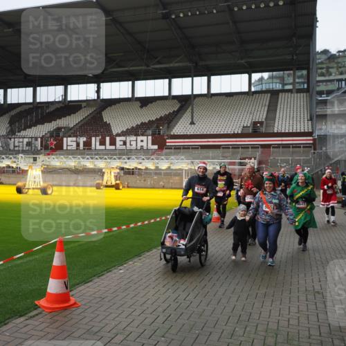 07.12.2025 - St. Pauli X-Mass-Run No. 15 Fabian Wolf http://msf.ph/oto/9421634 07.12.2025 11:47:17 Ziel 353, 530, 614, 898, 900, 901, 992, 2221, 2223, 2568, 3215, 3216, 3420, 3471, 3482, 3641, 3798, 3800, 3948, 3949, 4883, 5004 meine-sportfotos.de
