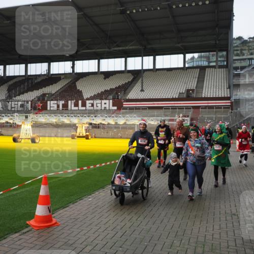 07.12.2025 - St. Pauli X-Mass-Run No. 15 Fabian Wolf http://msf.ph/oto/9421635 07.12.2025 11:47:17 Ziel 353, 530, 614, 898, 900, 901, 992, 2221, 2223, 2568, 3215, 3216, 3420, 3471, 3482, 3641, 3798, 3800, 3948, 3949, 4883, 5004 meine-sportfotos.de
