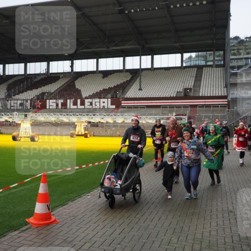 07.12.2025 - St. Pauli X-Mass-Run No. 15 Fabian Wolf http://msf.ph/oto/9421636 07.12.2025 11:47:18 Ziel 353, 530, 614, 898, 900, 901, 992, 2221, 2223, 2568, 3215, 3216, 3420, 3471, 3482, 3641, 3798, 3800, 3948, 3949, 4883, 5004 meine-sportfotos.de