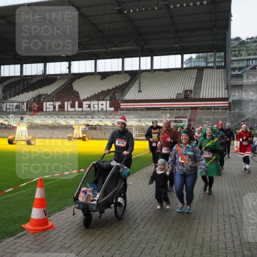 07.12.2025 - St. Pauli X-Mass-Run No. 15 Fabian Wolf http://msf.ph/oto/9421637 07.12.2025 11:47:18 Ziel 353, 530, 614, 898, 900, 901, 992, 2221, 2223, 2568, 3215, 3216, 3420, 3471, 3482, 3641, 3798, 3800, 3948, 3949, 4883, 5004 meine-sportfotos.de