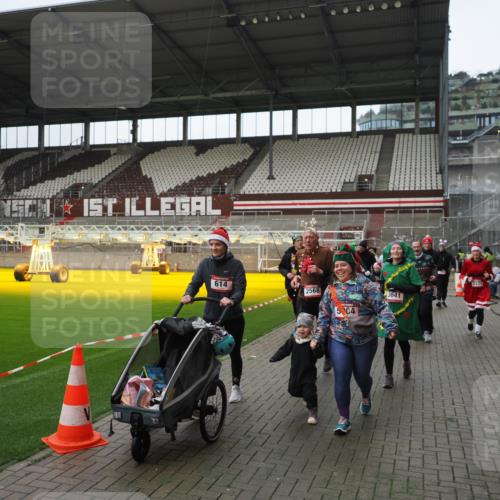 07.12.2025 - St. Pauli X-Mass-Run No. 15 Fabian Wolf http://msf.ph/oto/9421638 07.12.2025 11:47:18 Ziel 353, 530, 614, 898, 900, 901, 992, 2221, 2223, 2568, 3215, 3216, 3420, 3471, 3482, 3641, 3798, 3800, 3948, 3949, 4883, 5004 meine-sportfotos.de