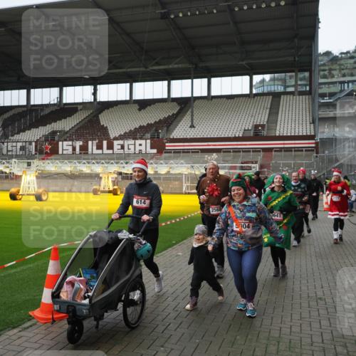 07.12.2025 - St. Pauli X-Mass-Run No. 15 Fabian Wolf http://msf.ph/oto/9421639 07.12.2025 11:47:18 Ziel 353, 530, 614, 898, 900, 901, 992, 2221, 2223, 2568, 3215, 3216, 3420, 3471, 3482, 3641, 3798, 3800, 3948, 3949, 4883, 5004 meine-sportfotos.de
