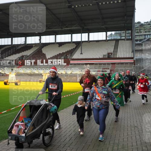 07.12.2025 - St. Pauli X-Mass-Run No. 15 Fabian Wolf http://msf.ph/oto/9421640 07.12.2025 11:47:19 Ziel 353, 530, 614, 898, 900, 901, 992, 2221, 2223, 2568, 3215, 3216, 3420, 3471, 3482, 3594, 3596, 3641, 3798, 3800, 3948, 3949, 4883, 5004 meine-sportfotos.de