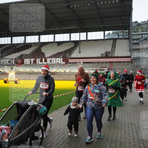 07.12.2025 - St. Pauli X-Mass-Run No. 15 Fabian Wolf http://msf.ph/oto/9421641 07.12.2025 11:47:19 Ziel 353, 530, 614, 898, 900, 901, 992, 2221, 2223, 2568, 3215, 3216, 3420, 3471, 3482, 3594, 3596, 3641, 3798, 3800, 3948, 3949, 4883, 5004 meine-sportfotos.de