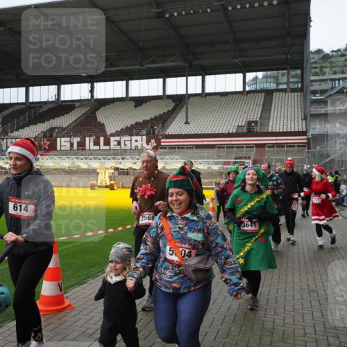 07.12.2025 - St. Pauli X-Mass-Run No. 15 Fabian Wolf http://msf.ph/oto/9421644 07.12.2025 11:47:19 Ziel 353, 530, 614, 898, 900, 901, 992, 2221, 2223, 2568, 3215, 3216, 3420, 3471, 3482, 3594, 3596, 3641, 3798, 3800, 3948, 3949, 4883, 5004 meine-sportfotos.de