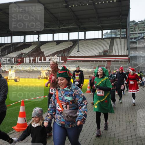 07.12.2025 - St. Pauli X-Mass-Run No. 15 Fabian Wolf http://msf.ph/oto/9421645 07.12.2025 11:47:20 Ziel 353, 530, 614, 898, 900, 901, 992, 2221, 2223, 2568, 3215, 3216, 3416, 3419, 3420, 3430, 3471, 3482, 3594, 3596, 3641, 3798, 3800, 3948, 3949, 4883, 5004 meine-sportfotos.de