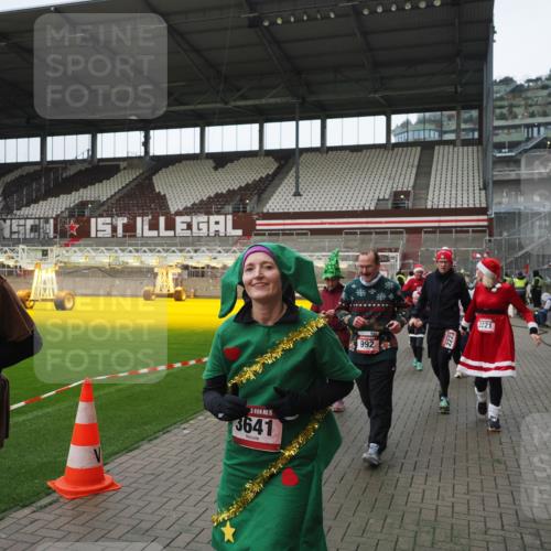 07.12.2025 - St. Pauli X-Mass-Run No. 15 Fabian Wolf http://msf.ph/oto/9421650 07.12.2025 11:47:21 Ziel 614, 898, 900, 901, 930, 992, 2221, 2223, 2568, 3215, 3216, 3416, 3419, 3420, 3430, 3471, 3482, 3594, 3596, 3641, 3798, 3800, 3948, 3949, 4883, 5004 meine-sportfotos.de