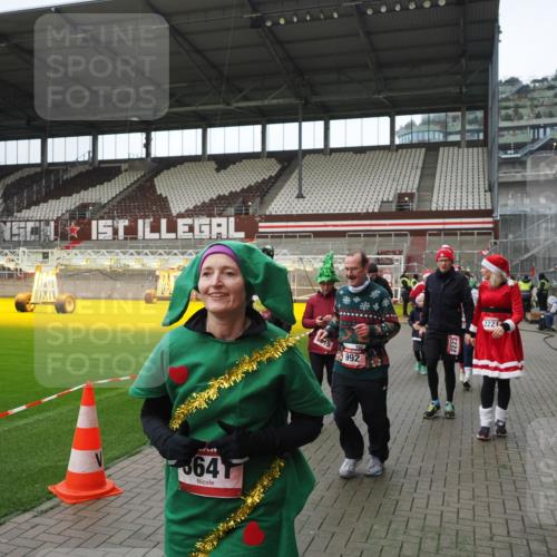 07.12.2025 - St. Pauli X-Mass-Run No. 15 Fabian Wolf http://msf.ph/oto/9421651 07.12.2025 11:47:21 Ziel 614, 898, 900, 901, 930, 992, 2221, 2223, 2568, 3215, 3216, 3416, 3419, 3420, 3430, 3471, 3482, 3594, 3596, 3641, 3798, 3800, 3948, 3949, 4883, 5004 meine-sportfotos.de