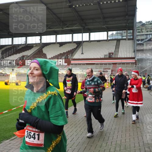 07.12.2025 - St. Pauli X-Mass-Run No. 15 Fabian Wolf http://msf.ph/oto/9421652 07.12.2025 11:47:21 Ziel 614, 898, 900, 901, 930, 992, 2221, 2223, 2568, 3215, 3216, 3416, 3419, 3420, 3430, 3471, 3482, 3594, 3596, 3641, 3798, 3800, 3948, 3949, 4883, 5004 meine-sportfotos.de