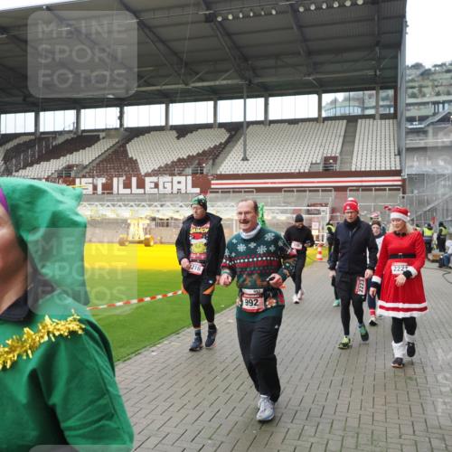 07.12.2025 - St. Pauli X-Mass-Run No. 15 Fabian Wolf http://msf.ph/oto/9421653 07.12.2025 11:47:21 Ziel 614, 898, 900, 901, 930, 992, 2221, 2223, 2568, 3215, 3216, 3416, 3419, 3420, 3430, 3471, 3482, 3594, 3596, 3641, 3798, 3800, 3948, 3949, 4883, 5004 meine-sportfotos.de