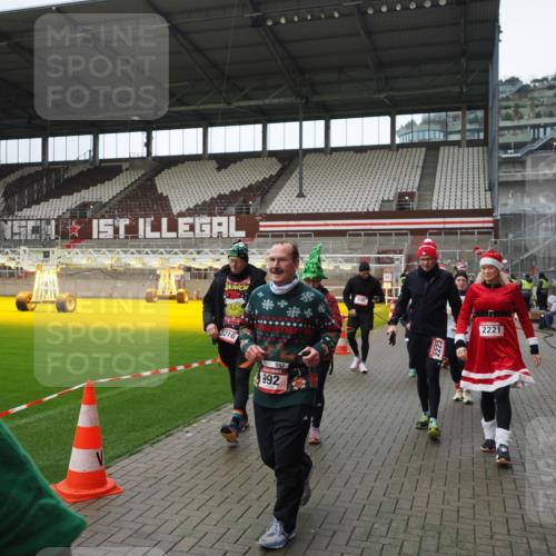 07.12.2025 - St. Pauli X-Mass-Run No. 15 Fabian Wolf http://msf.ph/oto/9421654 07.12.2025 11:47:21 Ziel 614, 898, 900, 901, 930, 992, 2221, 2223, 2568, 3215, 3216, 3416, 3419, 3420, 3430, 3471, 3482, 3594, 3596, 3641, 3798, 3800, 3948, 3949, 4883, 5004 meine-sportfotos.de