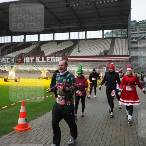 07.12.2025 - St. Pauli X-Mass-Run No. 15 Fabian Wolf http://msf.ph/oto/9421655 07.12.2025 11:47:22 Ziel 614, 898, 900, 901, 930, 992, 2221, 2223, 2568, 3215, 3216, 3416, 3419, 3420, 3430, 3471, 3482, 3594, 3596, 3641, 3798, 3800, 3948, 3949, 4883, 5004 meine-sportfotos.de