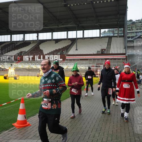 07.12.2025 - St. Pauli X-Mass-Run No. 15 Fabian Wolf http://msf.ph/oto/9421656 07.12.2025 11:47:22 Ziel 614, 898, 900, 901, 930, 992, 2221, 2223, 2568, 3215, 3216, 3416, 3419, 3420, 3430, 3471, 3482, 3594, 3596, 3641, 3798, 3800, 3948, 3949, 4883, 5004 meine-sportfotos.de