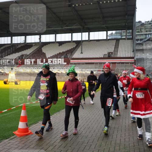 07.12.2025 - St. Pauli X-Mass-Run No. 15 Fabian Wolf http://msf.ph/oto/9421657 07.12.2025 11:47:22 Ziel 614, 898, 900, 901, 930, 992, 2221, 2223, 2568, 3215, 3216, 3416, 3419, 3420, 3430, 3471, 3482, 3594, 3596, 3641, 3798, 3800, 3948, 3949, 4883, 5004 meine-sportfotos.de