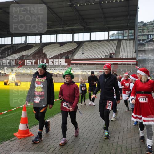07.12.2025 - St. Pauli X-Mass-Run No. 15 Fabian Wolf http://msf.ph/oto/9421658 07.12.2025 11:47:23 Ziel 614, 898, 900, 901, 930, 992, 2221, 2223, 2568, 3215, 3216, 3416, 3419, 3420, 3430, 3471, 3482, 3594, 3596, 3641, 3798, 3800, 3948, 3949, 4883, 5004 meine-sportfotos.de