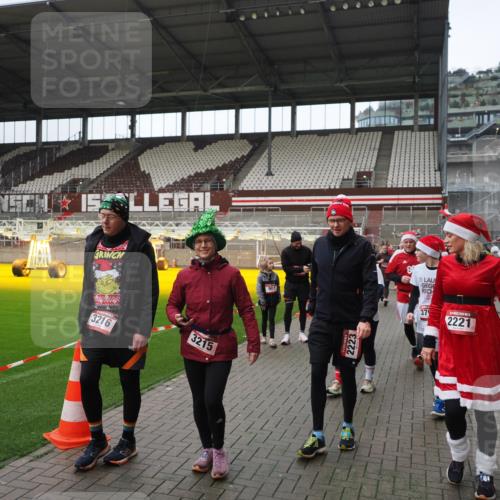 07.12.2025 - St. Pauli X-Mass-Run No. 15 Fabian Wolf http://msf.ph/oto/9421659 07.12.2025 11:47:23 Ziel 614, 898, 900, 901, 930, 992, 2221, 2223, 2568, 3215, 3216, 3416, 3419, 3420, 3430, 3471, 3482, 3594, 3596, 3641, 3798, 3800, 3948, 3949, 4883, 5004 meine-sportfotos.de