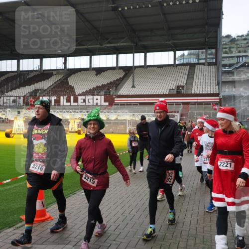 07.12.2025 - St. Pauli X-Mass-Run No. 15 Fabian Wolf http://msf.ph/oto/9421660 07.12.2025 11:47:23 Ziel 614, 898, 900, 901, 930, 992, 2221, 2223, 2568, 3215, 3216, 3416, 3419, 3420, 3430, 3471, 3482, 3594, 3596, 3641, 3798, 3800, 3948, 3949, 4883, 5004 meine-sportfotos.de
