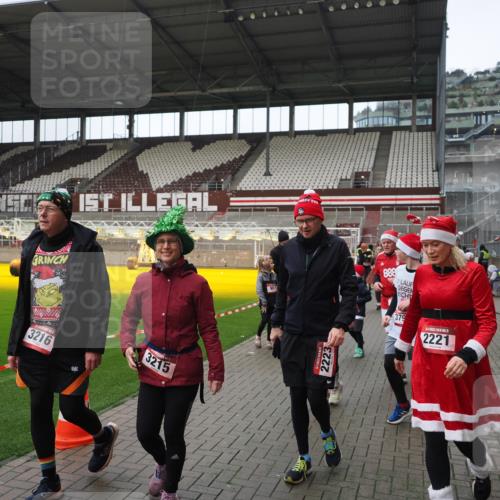 07.12.2025 - St. Pauli X-Mass-Run No. 15 Fabian Wolf http://msf.ph/oto/9421661 07.12.2025 11:47:23 Ziel 614, 898, 900, 901, 930, 992, 2221, 2223, 2568, 3215, 3216, 3416, 3419, 3420, 3430, 3471, 3482, 3594, 3596, 3641, 3798, 3800, 3948, 3949, 4883, 5004 meine-sportfotos.de