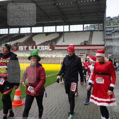 07.12.2025 - St. Pauli X-Mass-Run No. 15 Fabian Wolf http://msf.ph/oto/9421662 07.12.2025 11:47:23 Ziel 614, 898, 900, 901, 930, 992, 2221, 2223, 2568, 3215, 3216, 3416, 3419, 3420, 3430, 3471, 3482, 3594, 3596, 3641, 3798, 3800, 3948, 3949, 4883, 5004 meine-sportfotos.de