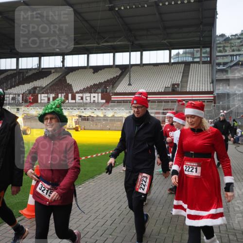 07.12.2025 - St. Pauli X-Mass-Run No. 15 Fabian Wolf http://msf.ph/oto/9421663 07.12.2025 11:47:24 Ziel 614, 898, 900, 901, 930, 992, 2221, 2223, 2568, 3215, 3416, 3419, 3420, 3430, 3471, 3482, 3594, 3596, 3641, 3798, 3800, 3948, 4883, 5004 meine-sportfotos.de