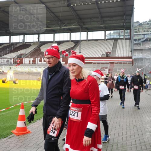 07.12.2025 - St. Pauli X-Mass-Run No. 15 Fabian Wolf http://msf.ph/oto/9421667 07.12.2025 11:47:24 Ziel 614, 898, 900, 901, 930, 992, 2221, 2223, 2568, 3215, 3416, 3419, 3420, 3430, 3471, 3482, 3594, 3596, 3641, 3798, 3800, 3948, 4883, 5004 meine-sportfotos.de