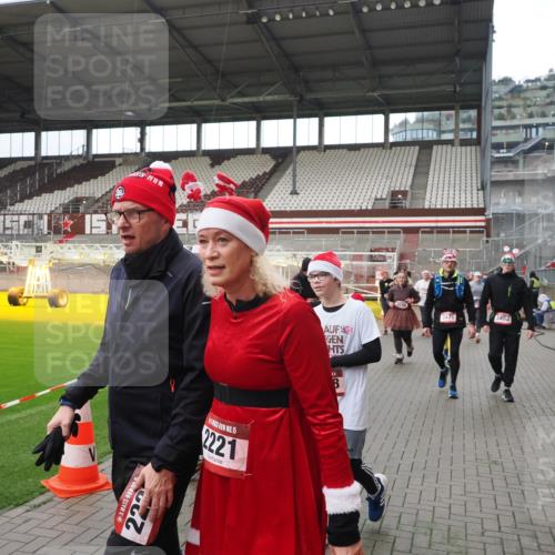 07.12.2025 - St. Pauli X-Mass-Run No. 15 Fabian Wolf http://msf.ph/oto/9421668 07.12.2025 11:47:25 Ziel 614, 898, 900, 901, 930, 992, 2221, 2223, 2568, 3416, 3419, 3420, 3430, 3471, 3482, 3594, 3596, 3641, 3798, 3800, 4883 meine-sportfotos.de