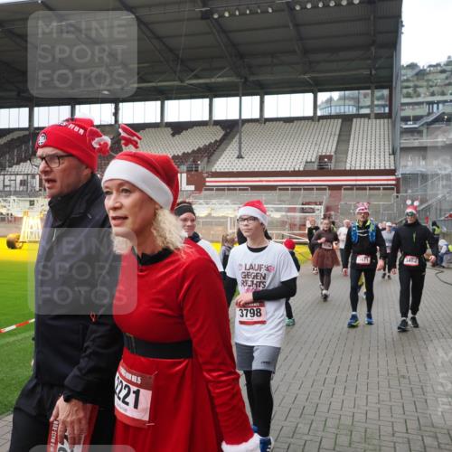07.12.2025 - St. Pauli X-Mass-Run No. 15 Fabian Wolf http://msf.ph/oto/9421669 07.12.2025 11:47:25 Ziel 614, 898, 900, 901, 930, 992, 2221, 2223, 2568, 3416, 3419, 3420, 3430, 3471, 3482, 3594, 3596, 3641, 3798, 3800, 4883 meine-sportfotos.de