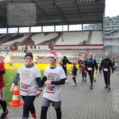 07.12.2025 - St. Pauli X-Mass-Run No. 15 Fabian Wolf http://msf.ph/oto/9421671 07.12.2025 11:47:25 Ziel 614, 898, 900, 901, 930, 992, 2221, 2223, 2568, 3416, 3419, 3420, 3430, 3471, 3482, 3594, 3596, 3641, 3798, 3800, 4883 meine-sportfotos.de