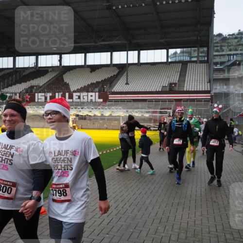 07.12.2025 - St. Pauli X-Mass-Run No. 15 Fabian Wolf http://msf.ph/oto/9421673 07.12.2025 11:47:26 Ziel 614, 898, 900, 901, 930, 992, 2221, 2223, 2568, 3416, 3419, 3430, 3471, 3482, 3594, 3596, 3641, 3754, 3770, 3798, 3800, 4883 meine-sportfotos.de