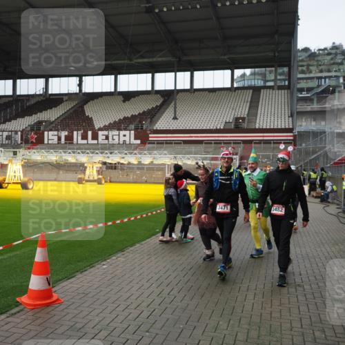 07.12.2025 - St. Pauli X-Mass-Run No. 15 Fabian Wolf http://msf.ph/oto/9421674 07.12.2025 11:47:27 Ziel 898, 900, 901, 930, 992, 2221, 2223, 2568, 3416, 3419, 3430, 3471, 3482, 3594, 3596, 3641, 3655, 3664, 3754, 3770, 3798, 3800, 4883 meine-sportfotos.de