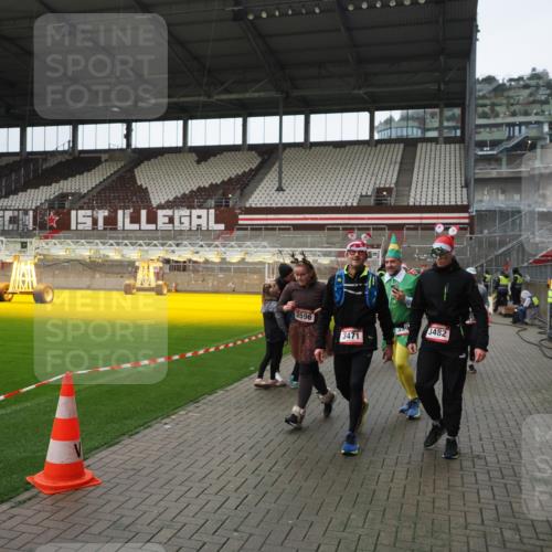 07.12.2025 - St. Pauli X-Mass-Run No. 15 Fabian Wolf http://msf.ph/oto/9421675 07.12.2025 11:47:27 Ziel 898, 900, 901, 930, 992, 2221, 2223, 2568, 3416, 3419, 3430, 3471, 3482, 3594, 3596, 3641, 3655, 3664, 3754, 3770, 3798, 3800, 4883 meine-sportfotos.de