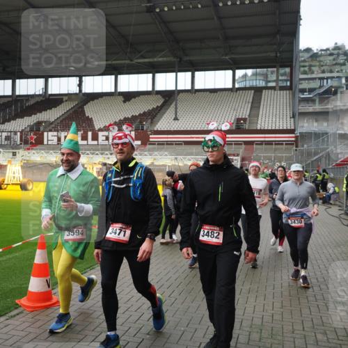 07.12.2025 - St. Pauli X-Mass-Run No. 15 Fabian Wolf http://msf.ph/oto/9421684 07.12.2025 11:47:29 Ziel 107, 121, 125, 131, 237, 254, 930, 992, 2221, 2223, 3416, 3419, 3430, 3471, 3482, 3594, 3596, 3655, 3664, 3754, 3770, 3798, 3800, 4883 meine-sportfotos.de